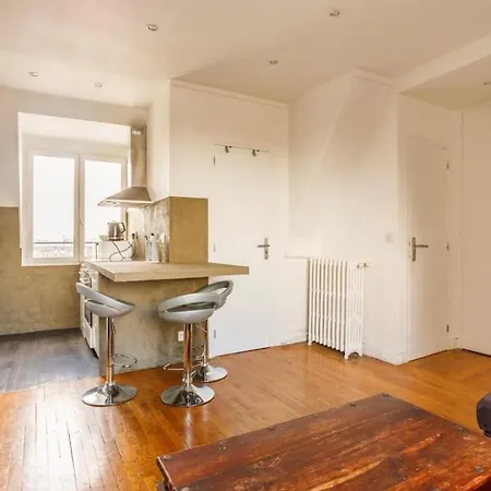 Apartment Beautiful With A View Of Eiffel Tower In Center Paris