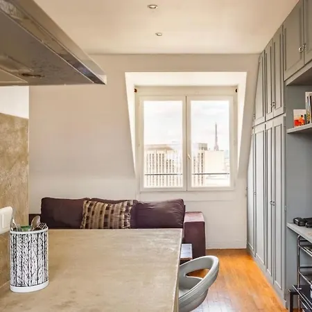 Apartment Beautiful With A View Of Eiffel Tower In Center